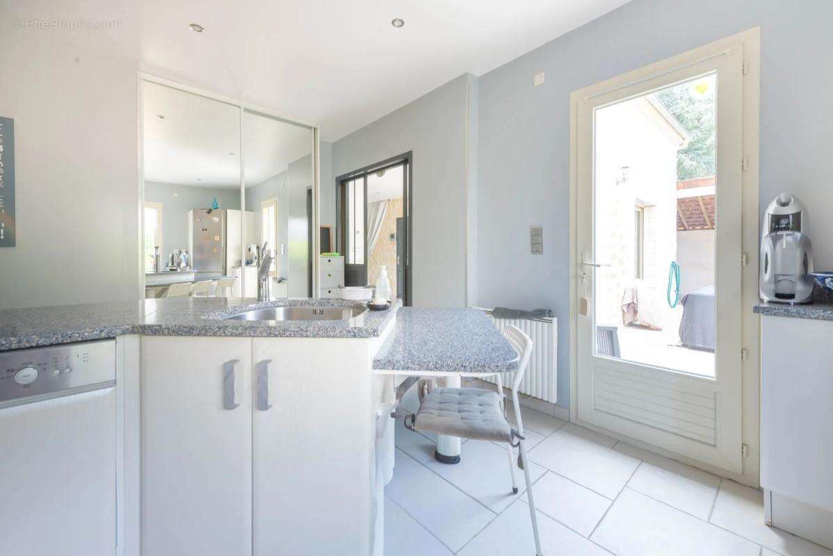 Maison de 8 pièces de 180 m² à Jambville - photo 10