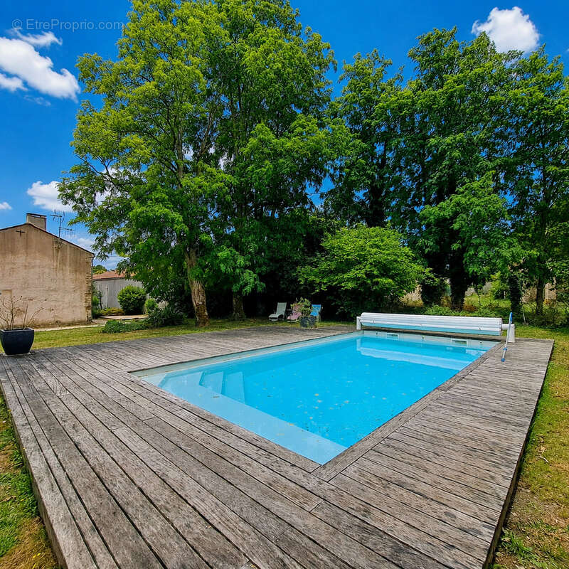 Propriété de caractère   260 m2 - Charme et élégance à Vouhé - photo 2