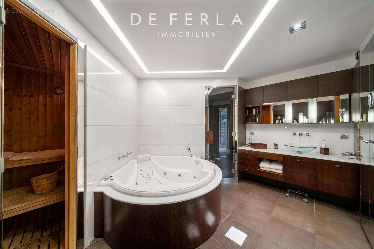 Maison à NEUILLY-SUR-SEINE