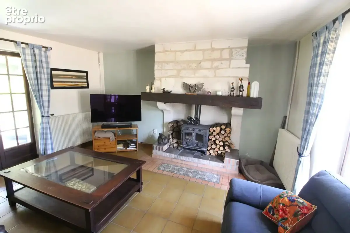 En bordure de village, maison indépendante de quatre chambres avec deux gîtes de deux chambres, grand jardin et piscine - photo 3