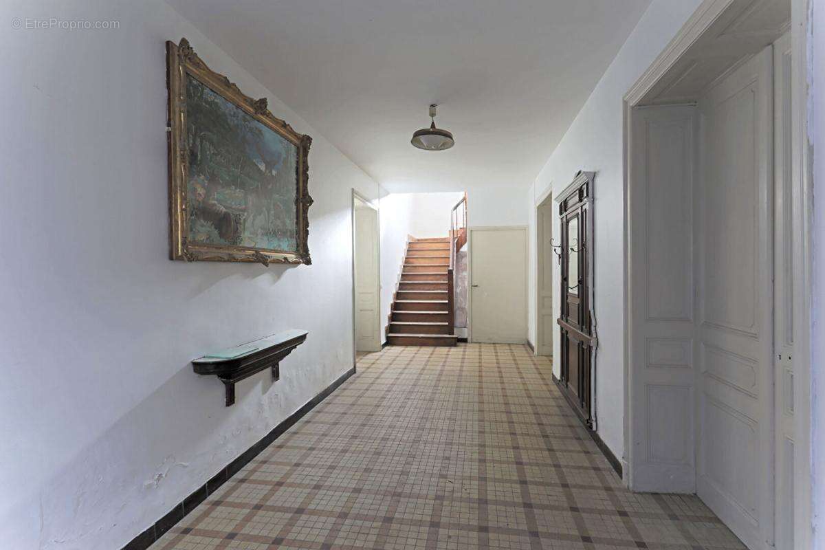 IMMEUBLE 600 m2  avec 6 appartements, un garage, un  jardinet et  3 dépendances  MAZAMET - photo 2