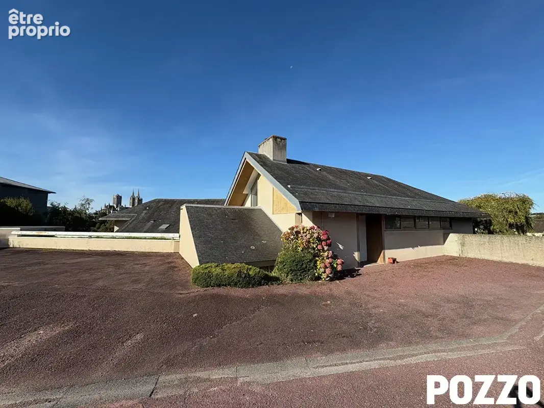 Immeuble de rapport à Coutances 1200 m²  de bureau dont une partie libre sur 3919 m² de terrain - photo 10