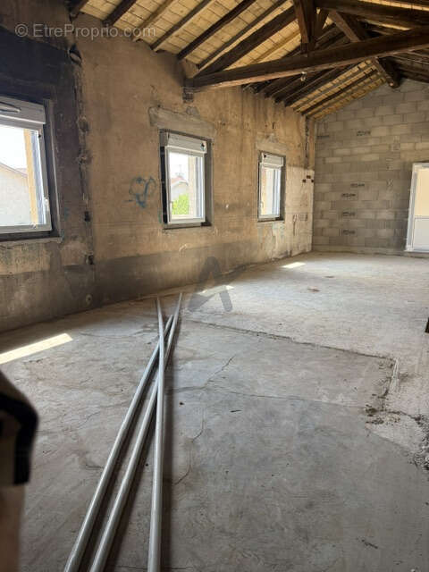 Plateau de 72 m2 + cave de 32 m2 + deux places de parking - photo 2