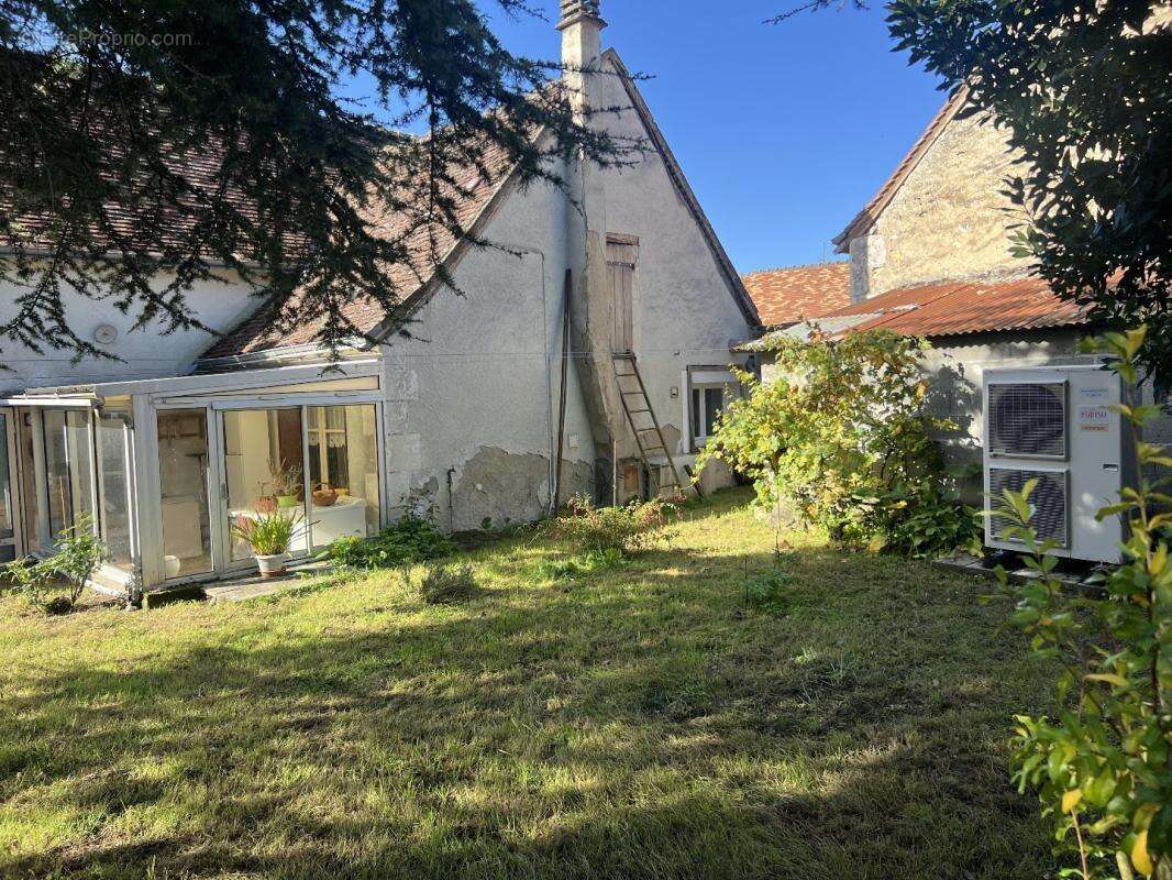 Maison à AZAY-LE-FERRON