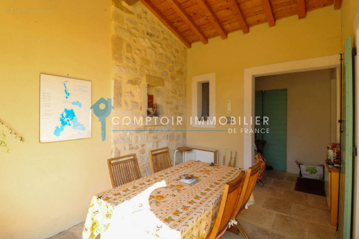 ENTRE UZES, NIMES ET AVIGNON : Villa récente P4 avec piscine et jardin - photo 13