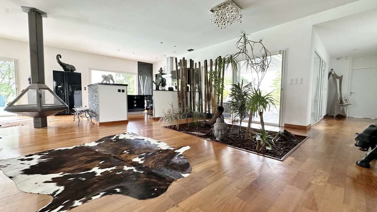 Lieu exceptionnel pour cette villa d'architecte de type 7 pièces de 266 m2 avec piscine - photo 6