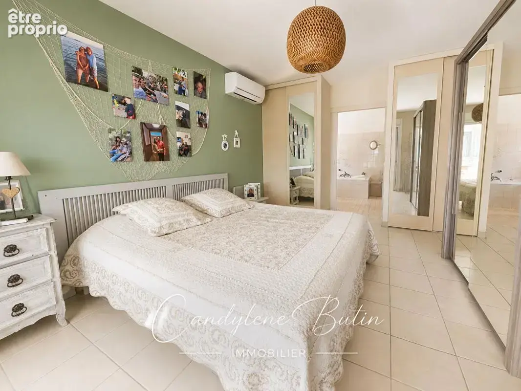 Villa de plain-pied , 164.7 m² ,4 chambres , 3 suites ?,piscine , terrain 1 025 m² - photo 9