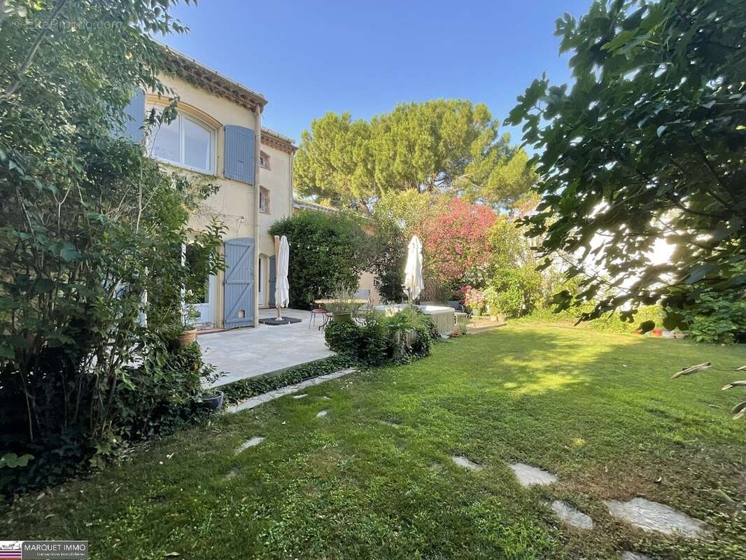 Découvrez cet ensemble immobilier composé de 2 villas indépendantes T6 de 179 m² et T3 de 59 m² en 4 faces sur 828 m² de terrain - photo 30