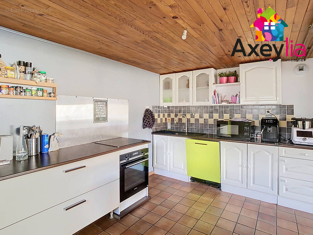 A vendre-melay- maison sur terrain clos avec piscine et hangar. - photo 2