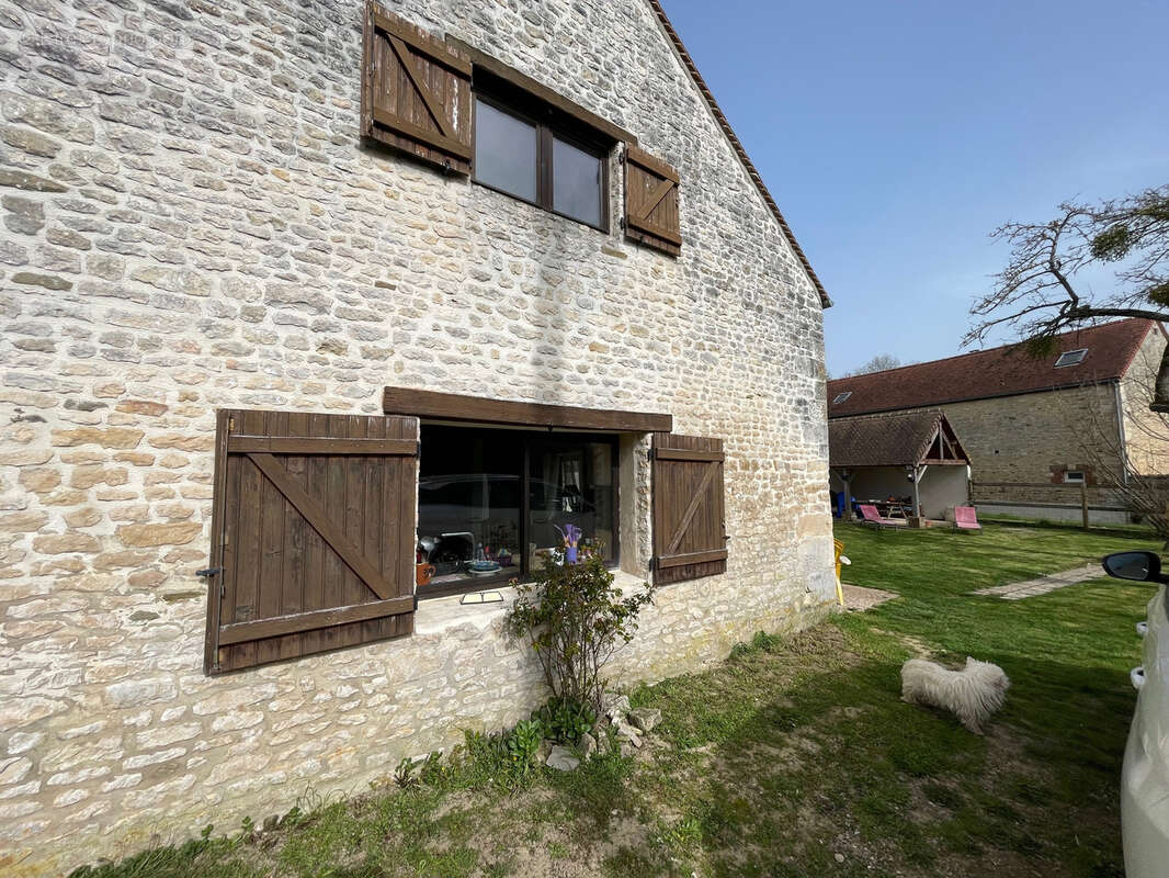 Maison à FONTAINE-LES-BASSETS