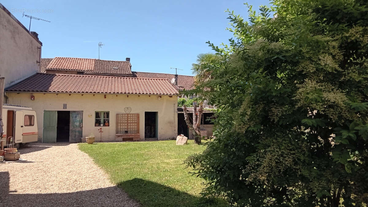 Maison à SAINT-PARDOUX-LA-RIVIERE