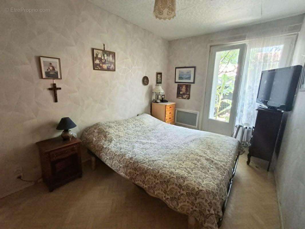 Maison de plain-pied avec grand garage, jardin et panneaux solaires - Saint-Christoly-de-Blaye (33920) - photo 8