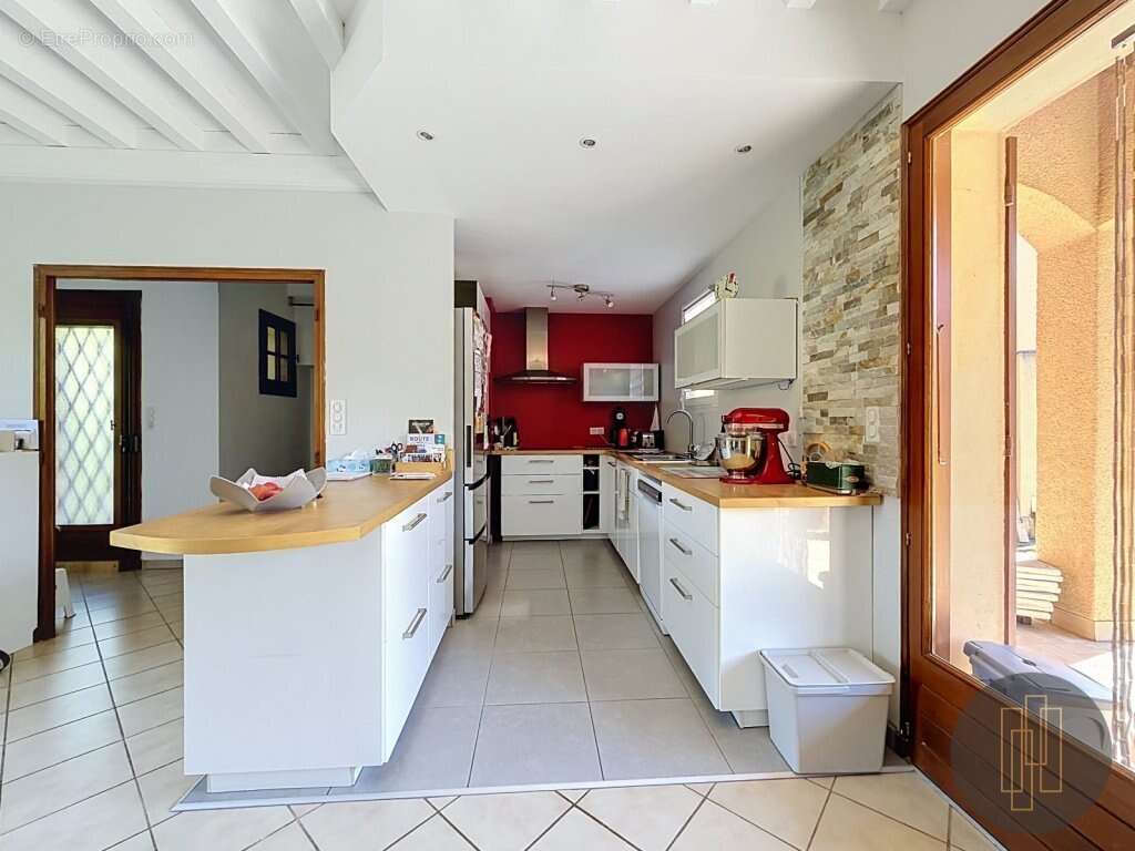 Villefranche Centre - Maison de 140 m² avec 4 chambres, grand séjour, garage dépendances et jardin 1 112 m² - photo 5