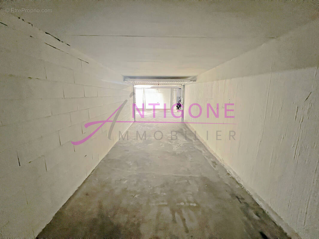 Parking à SIX-FOURS-LES-PLAGES