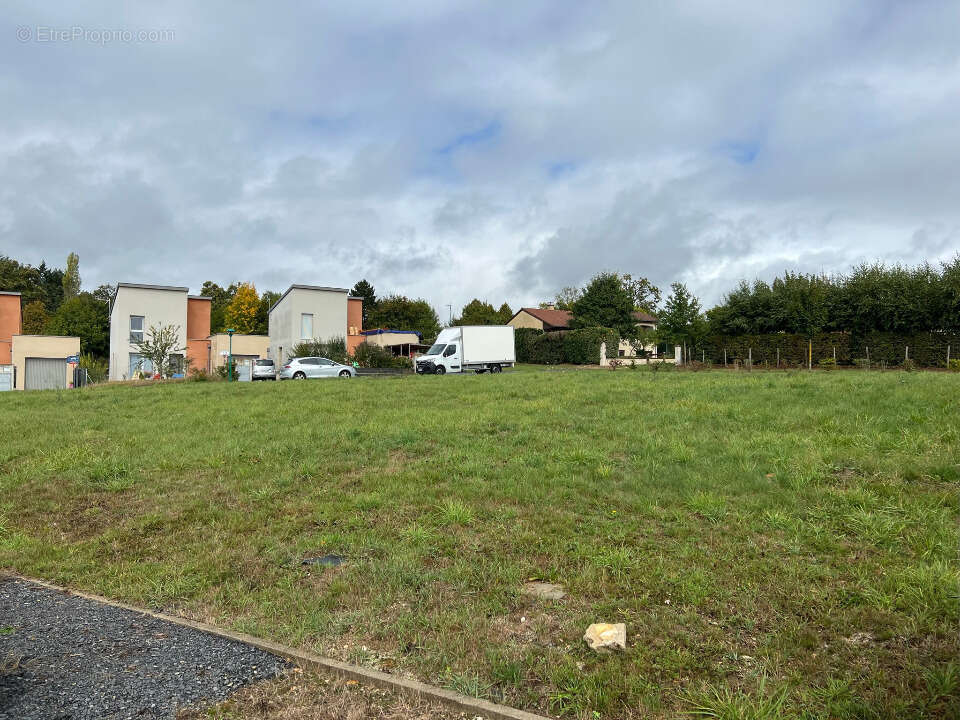 Terrain 375 m² à Naucelles  - photo 3