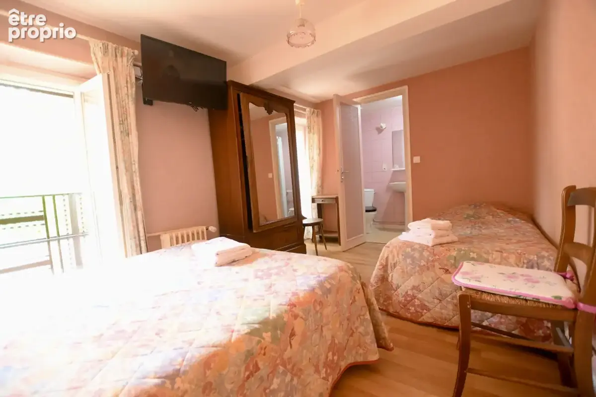 Ancien hôtel-restaurant, dépendances et terrain - photo 14
