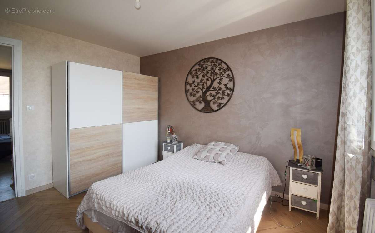 À VENDRE - Maison sur les hauteurs de CUSSET avec garage et jardin. - photo 7