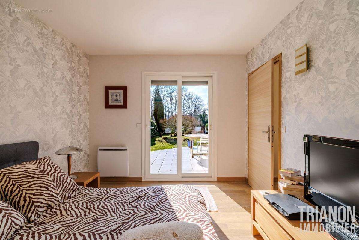 Maison à LE MESNIL-SAINT-DENIS