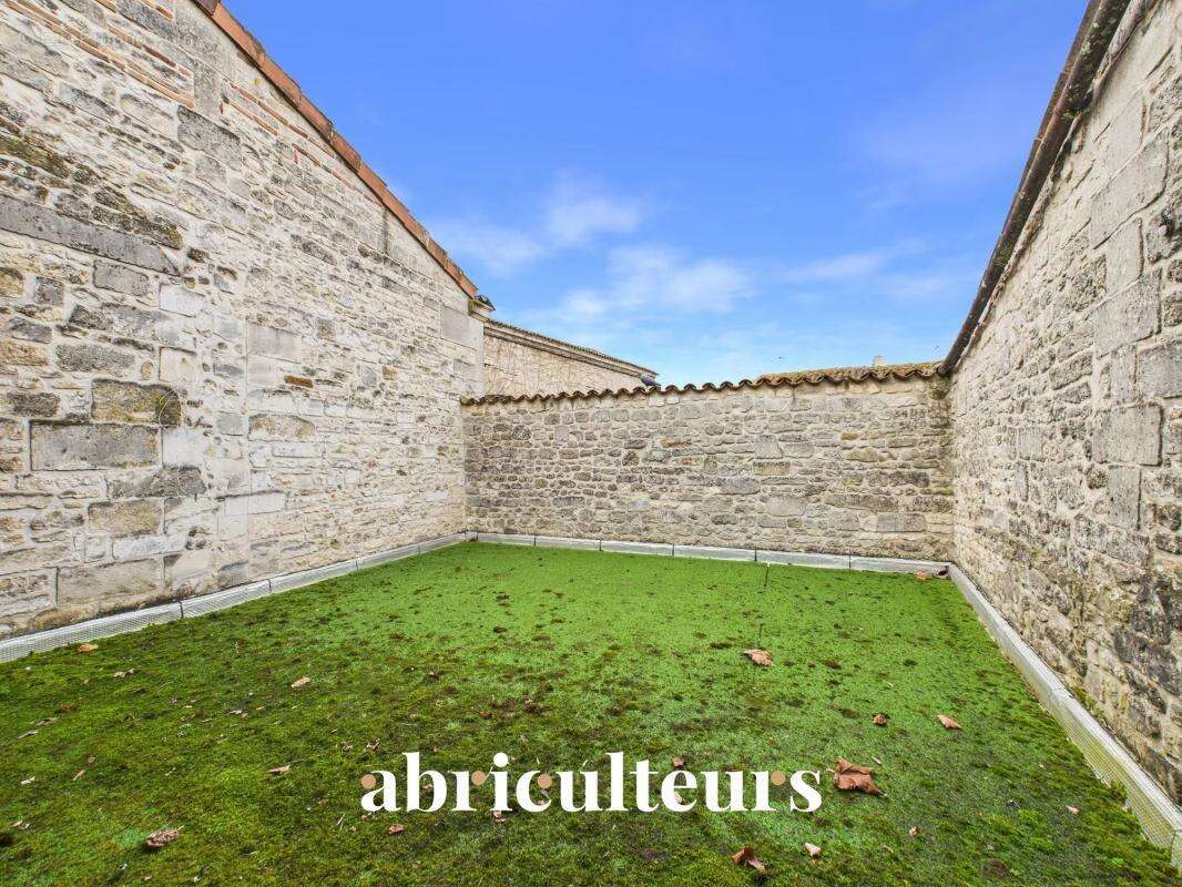 Maison de Maître au coeur du centre ville en vente à Jarnac (16200) - photo 17