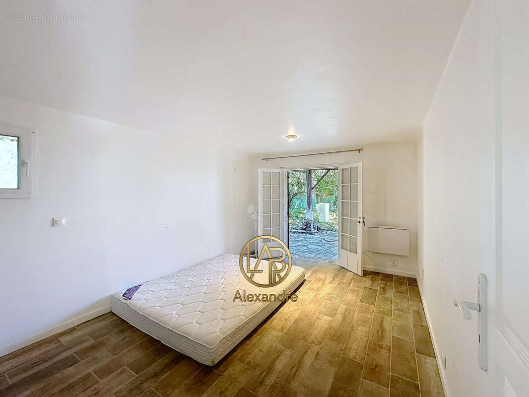 Chambre à coucher du rez de chausée - Maison à FAYENCE