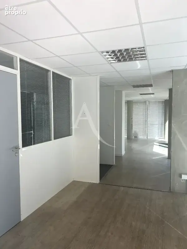 A VENDRE : Local commercial 141 m2 situé rue Chaptal à Montpellier (34000) - photo 2