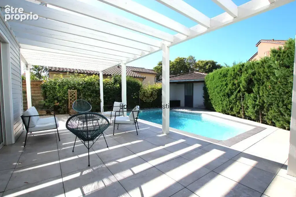 Maison individuelle et familiale a ossature bois de 223 m² -  centre ville macon- cinq chambres - piscine - terrasse - garage - photo 3