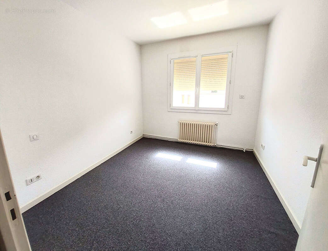 Immeuble Local commercial + appartement T5 rénové - photo 9
