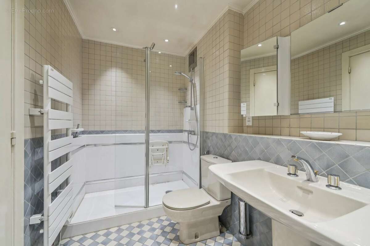 Appartement à PARIS-16E