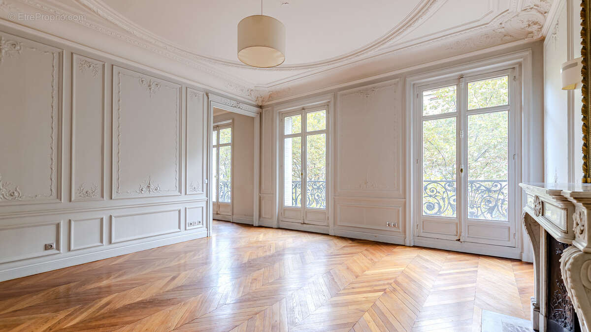 VENTE Paris 7e Champs de Mars  Appartement familial 3 chambres parquet moulures cheminées - photo 2