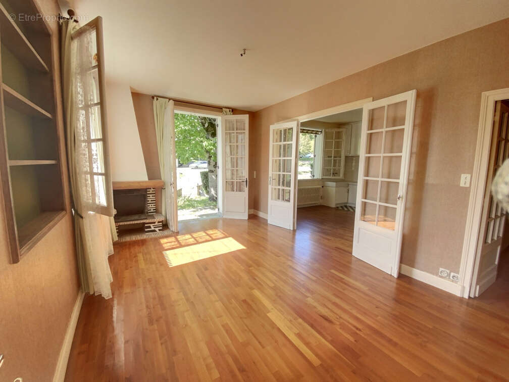 Maison à MANZAC-SUR-VERN