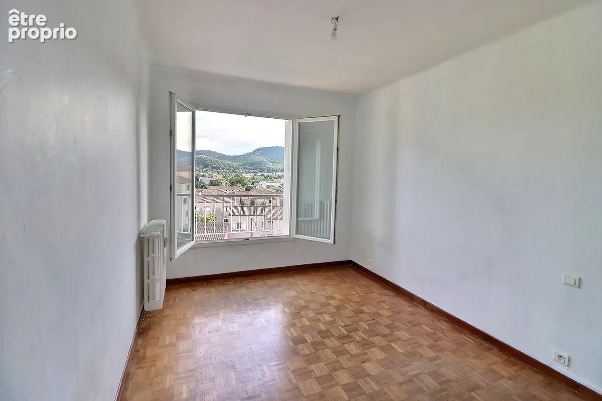 HYERES - DERNIER ETAGE- F4-Balcon-Cave-Hyères Ouest - photo 4