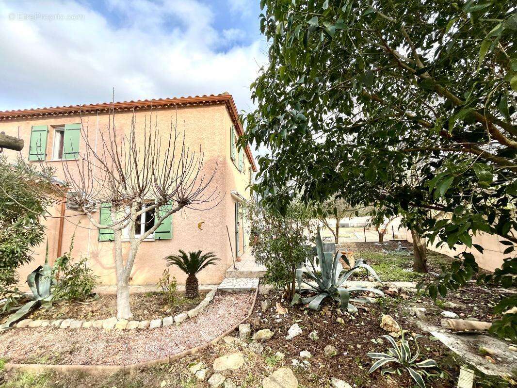 Maison à MONTBAZIN