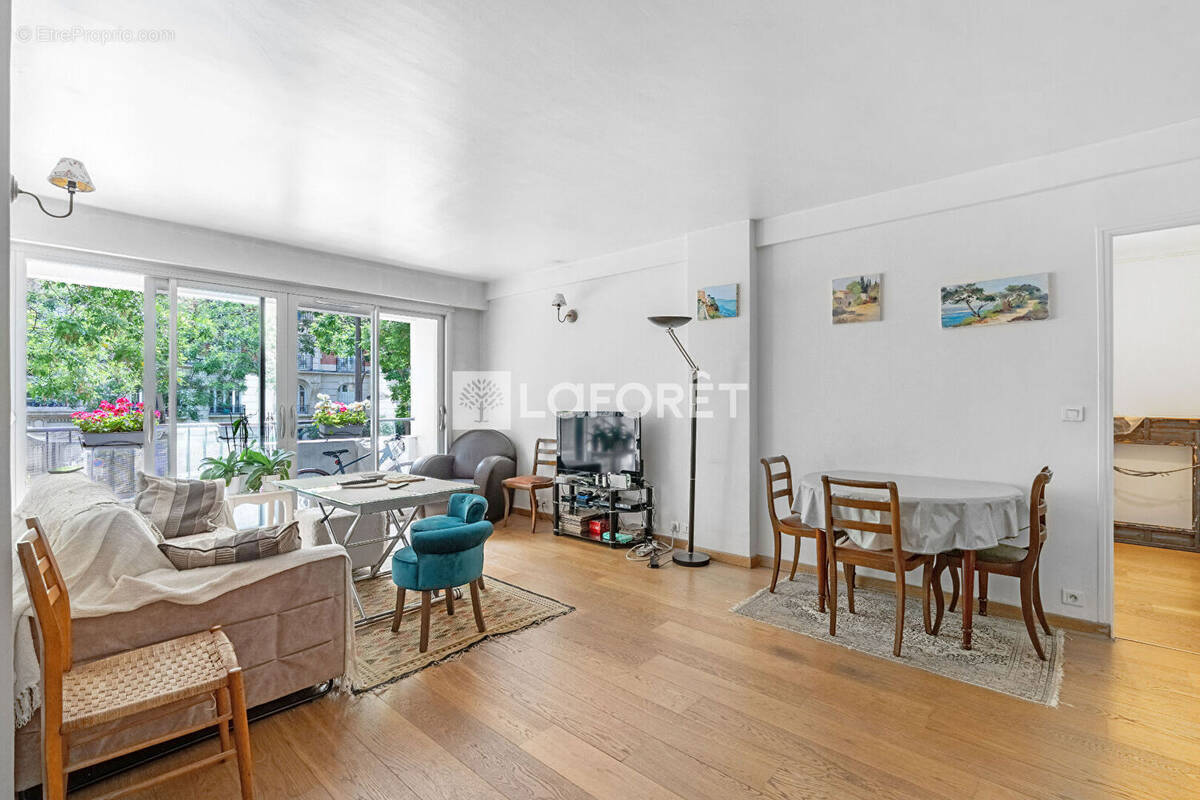 Appartement à PARIS-16E