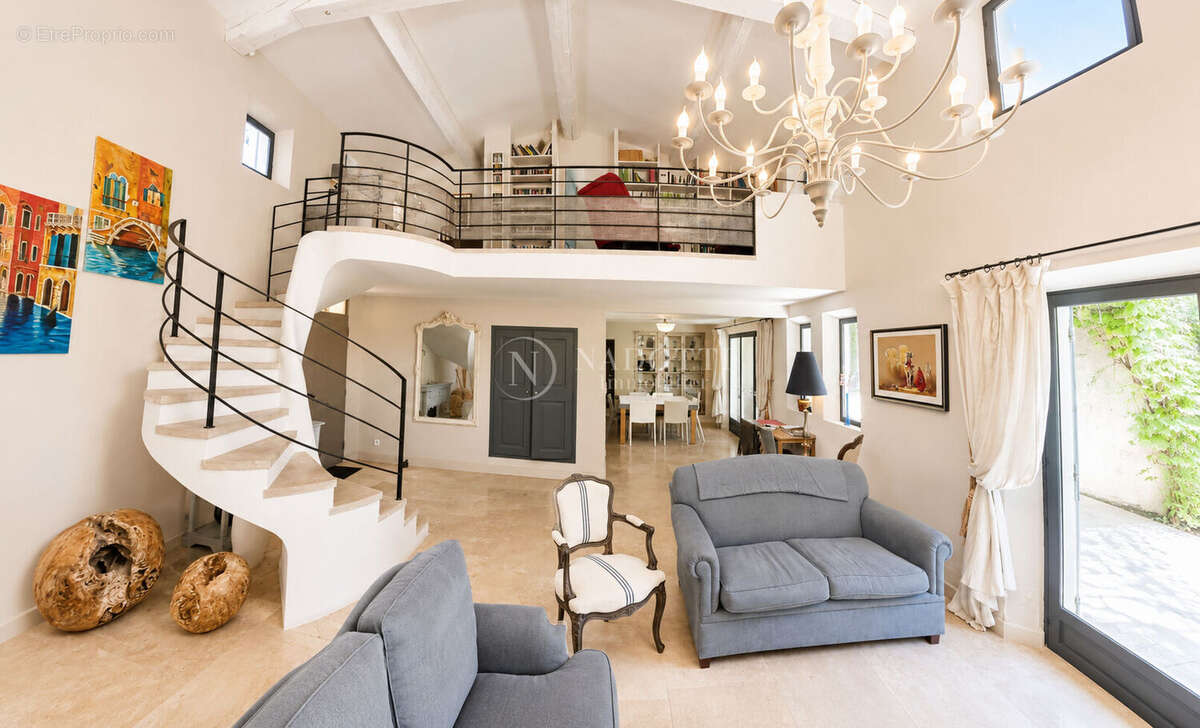 LOURMARIN Élégante propriété de prestige avec piscine chauffée et dépendances - photo 5