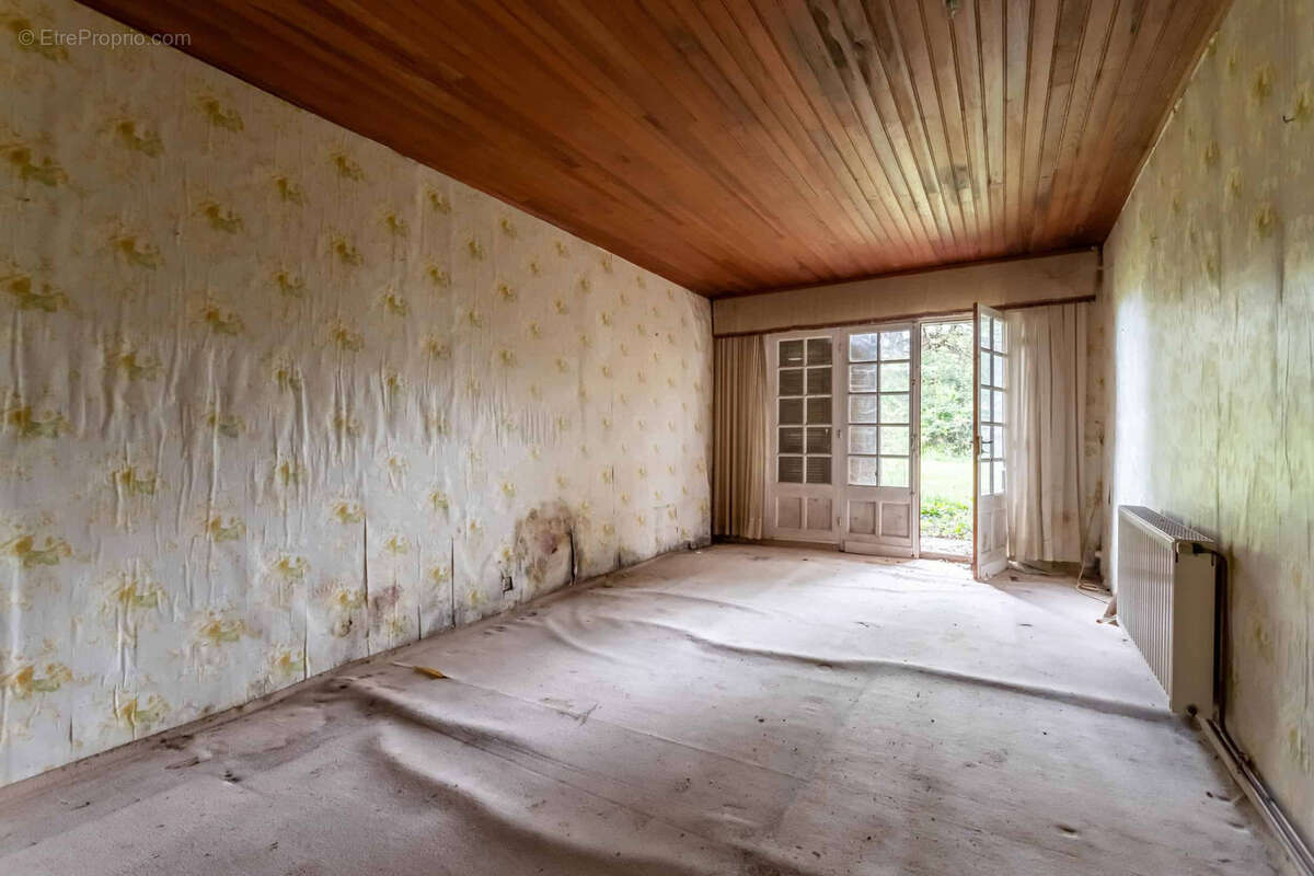 Stone property for renovation - photo 16
