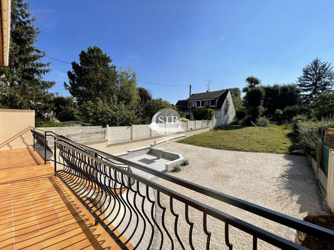 Maison à SAINTE-GENEVIEVE-DES-BOIS