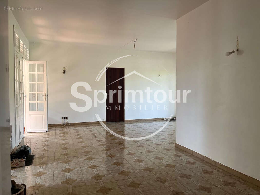 Maison familiale de 4 chambres avec T2 indépendant et garage sur un terrain clôturé - photo 5
