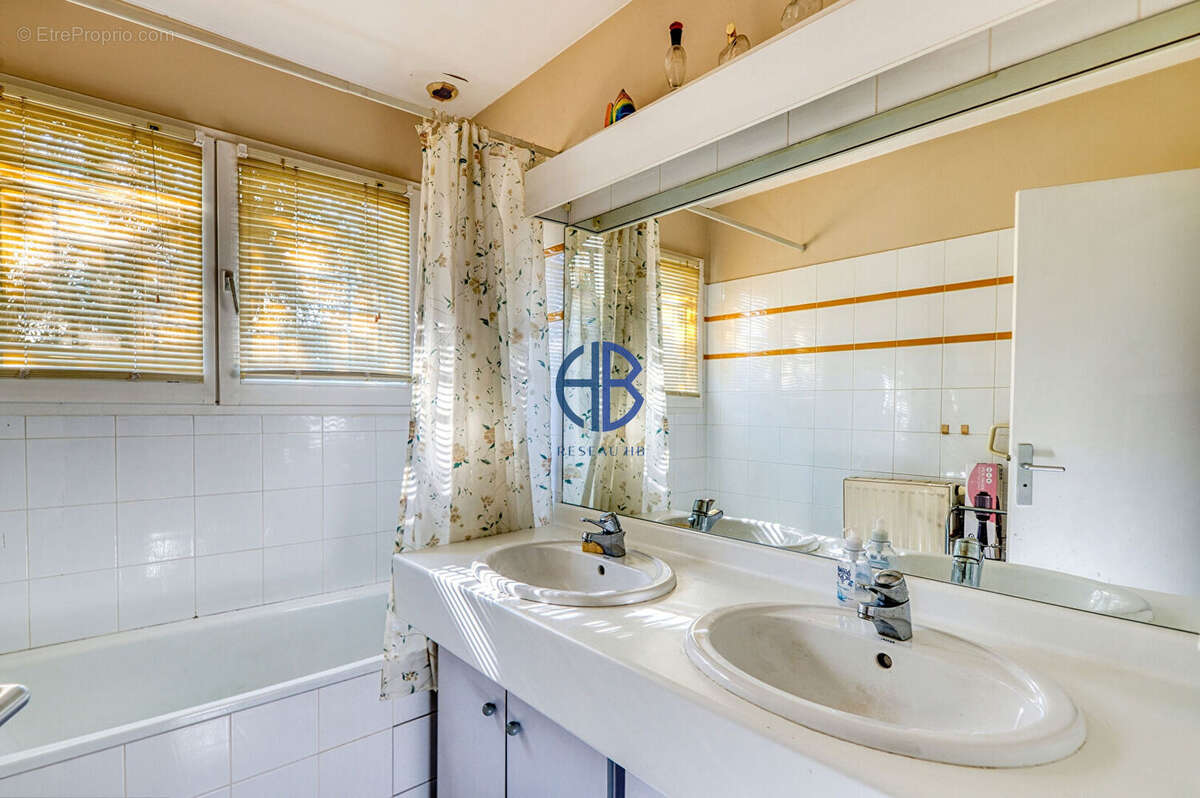 Maison à SAINT-BONNET-DE-MURE