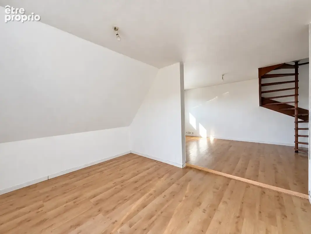 Beau duplex 4/5 P 83m2hab./ 104m2 sol avec garage et cave. - photo 3