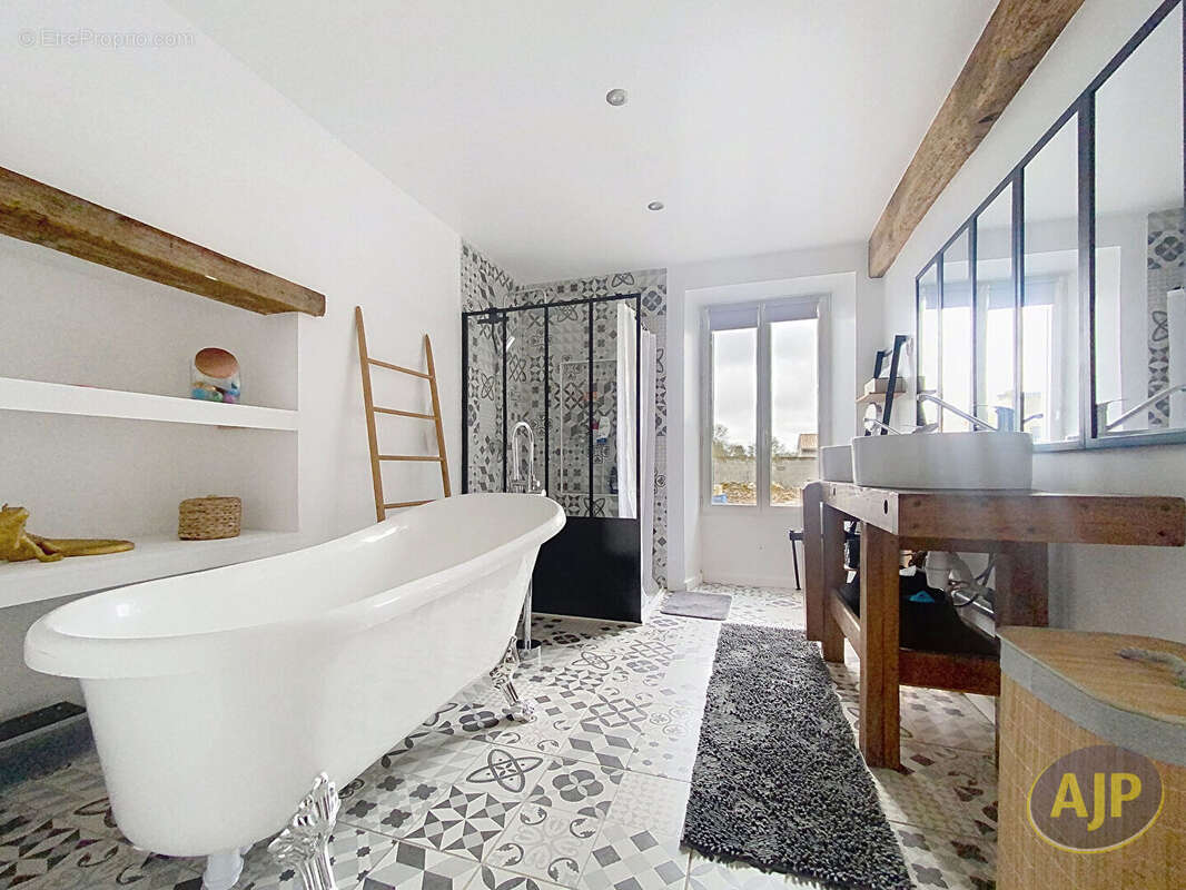 Maison à LES MAGNILS-REIGNIERS