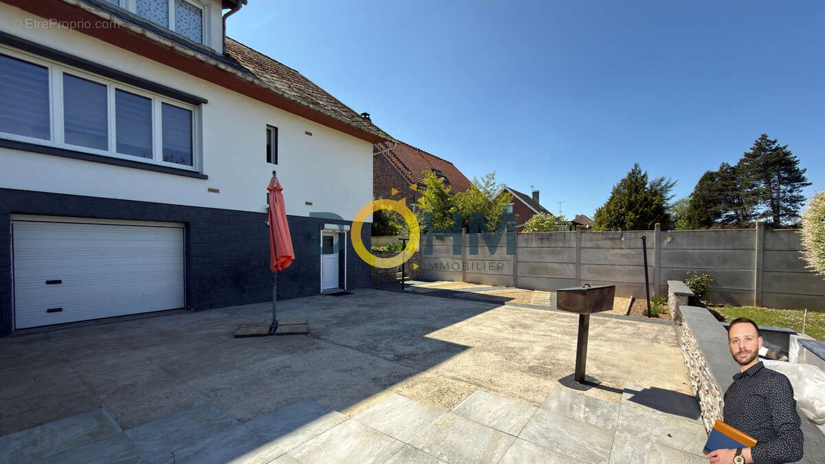 Maison semi-mitoyenne - 121m2 - 5 pièces - 4 chambres - photo 11