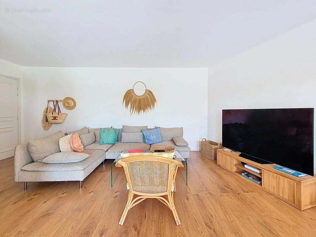 Appartement à SAINT-LAURENT-DU-VAR