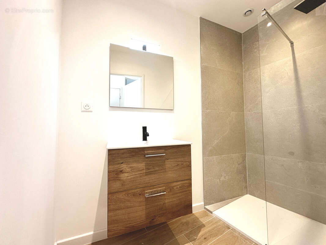 Appartement à CEYRESTE