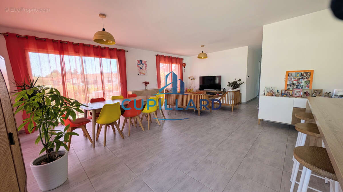 Maison à RENAISON