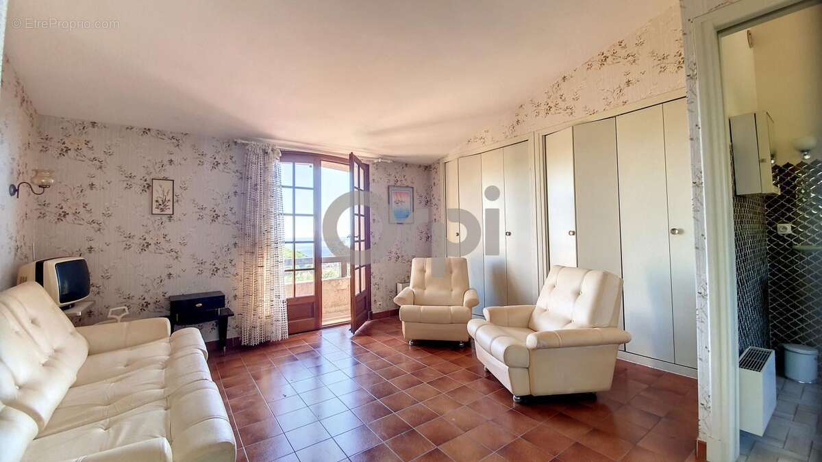 Terrain à ROQUEBRUNE-SUR-ARGENS