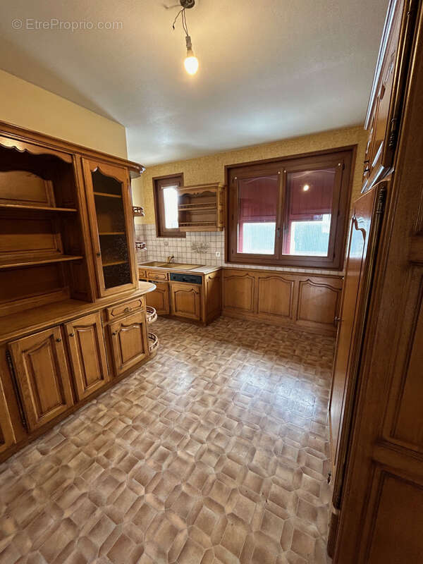 Maison à vendre dans le village de Saint-Bonnet-Le-Froid avec terrain et garage. - photo 6