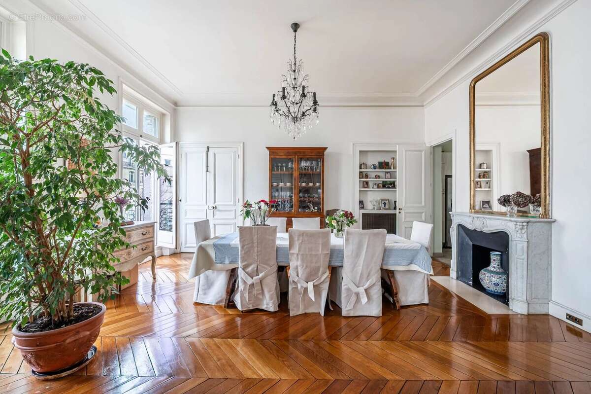 Appartement à PARIS-8E