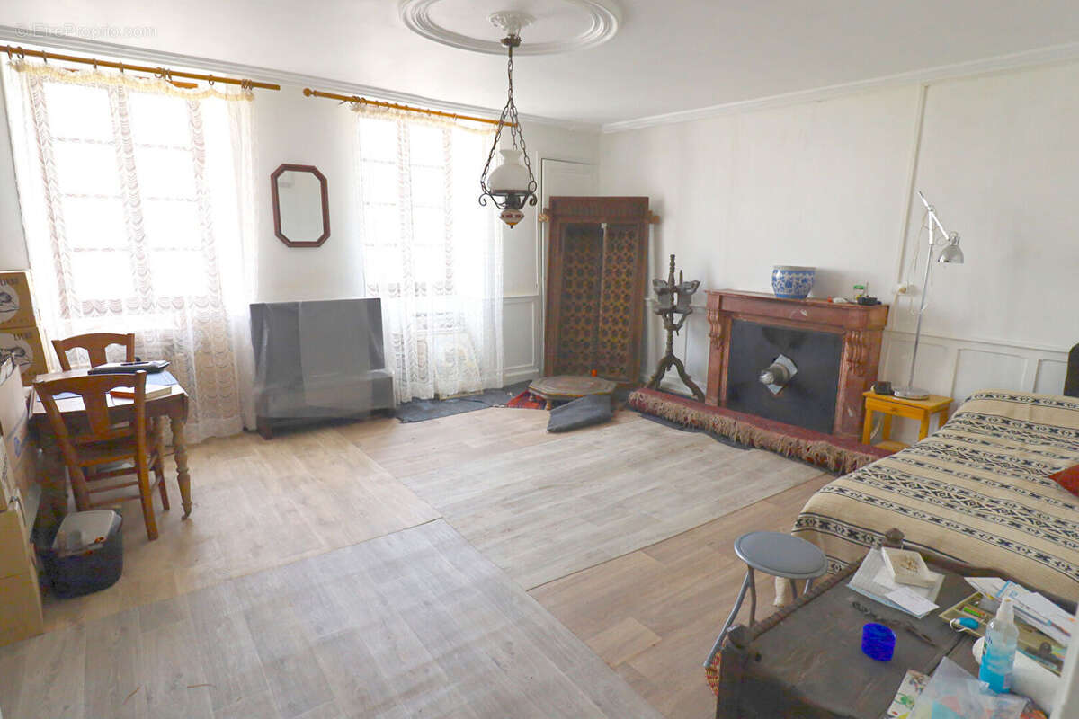 Maison à AIGRE