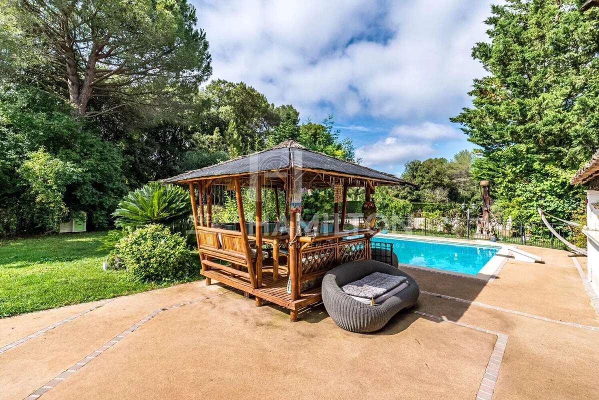 Maison à ROQUEFORT-LES-PINS