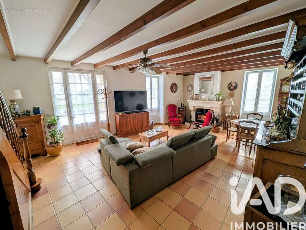 Maison 176 m² à Montils  - photo 4
